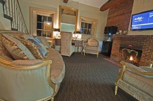 Фото Garrison Inn Boutique Hotel