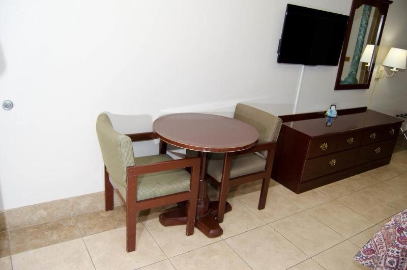 Фото Texas Inn and Suites City Center at University Dr