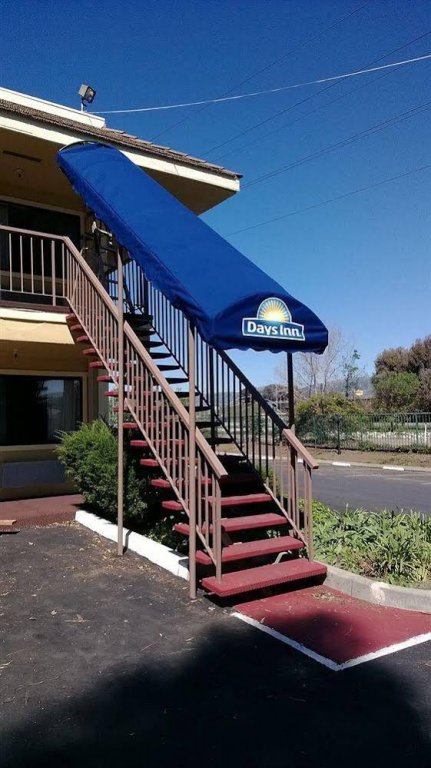 Фото Days Inn by Wyndham Gilroy