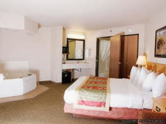 Фото AmericInn by Wyndham Pampa - Event Center