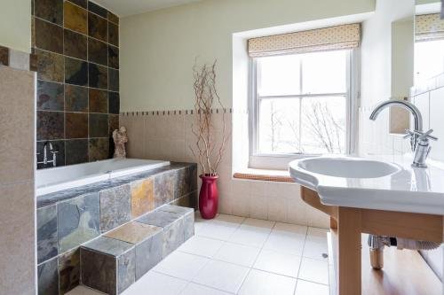 Фото Tennant Arms Hotel