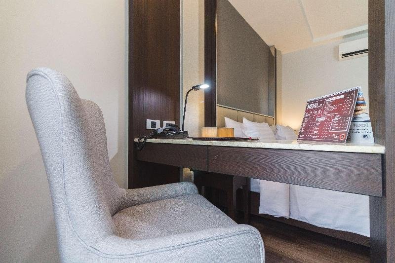 Фото Surestay Plus Hotel by Best Western Sukhumvit 2