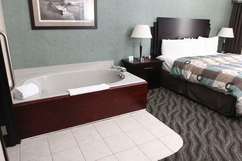 Гостиница Days Inn & Suites by Wyndham Rochester Hills Mi