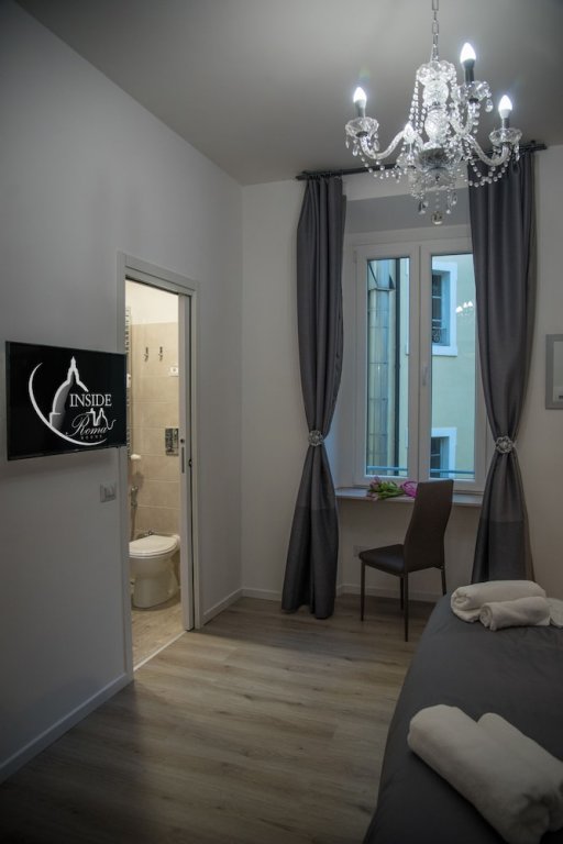 Фото Inside Roma Rooms