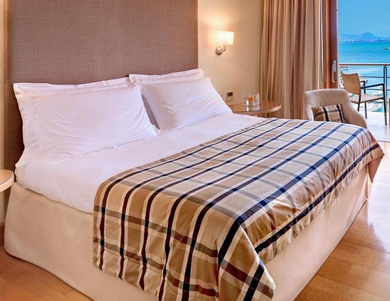 Фото Amphitryon Hotel