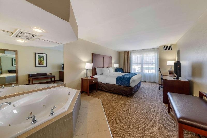 Фото Comfort Inn & Suites Northern Kentucky