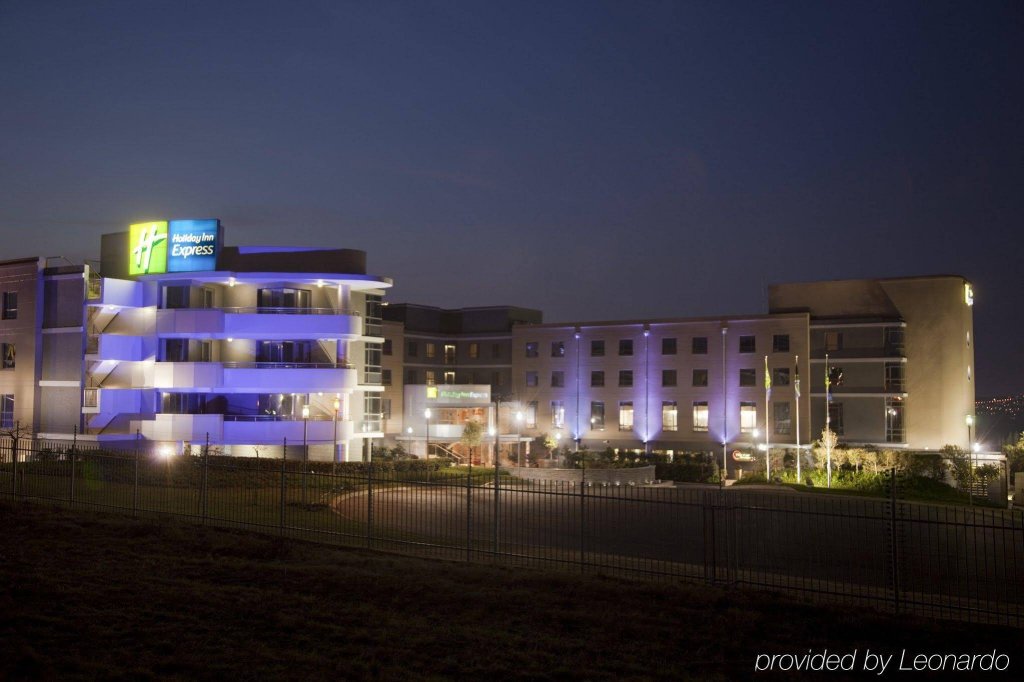 Фото Holiday Inn Express Sandton Woodmead, an Ihg Hotel