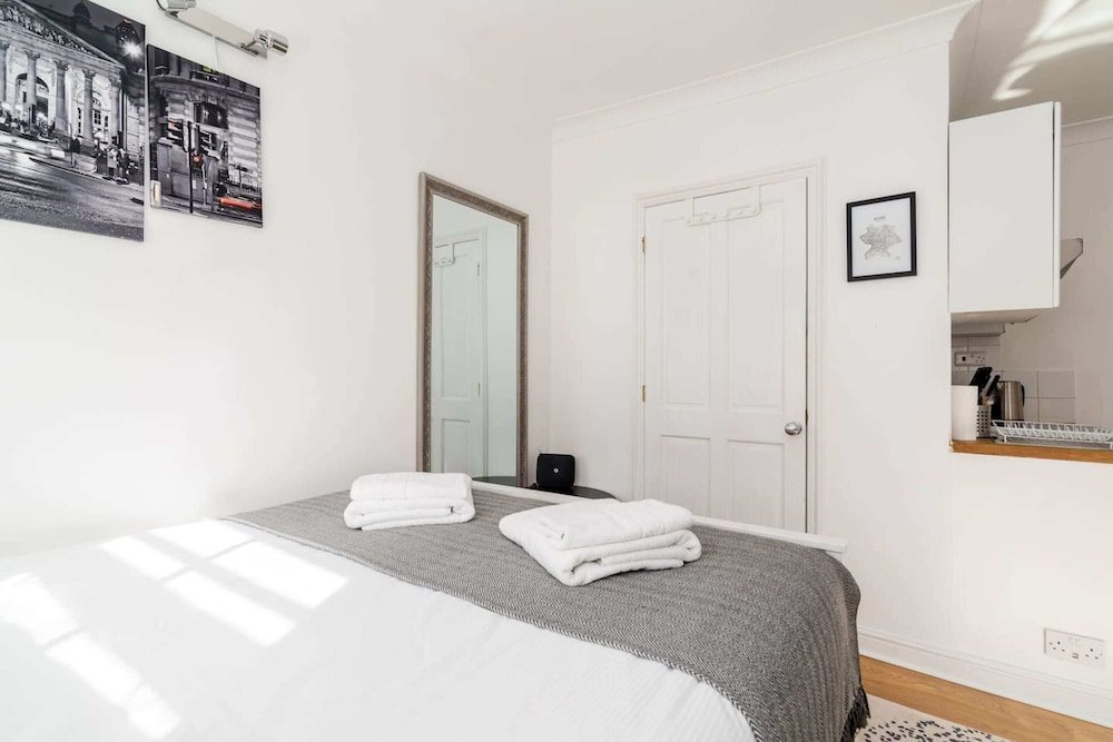 Фото Bright Studio Flat, Amazing Location!