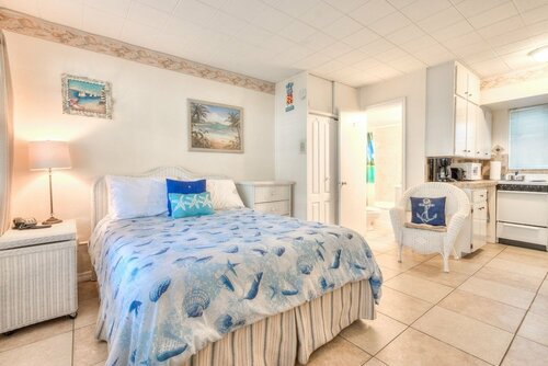 Гостиница Tropic Terrace № 16 - Beachfront Rental Studio Bedroom Home в Сент-Питерсберге