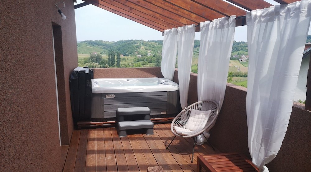 Фото Viksa with Hot Tub