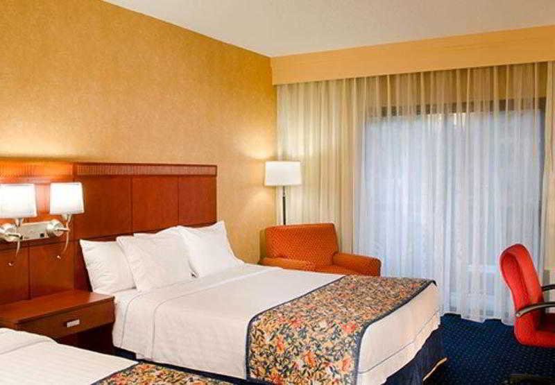 Фото Courtyard by Marriott Chicago Lincolnshire