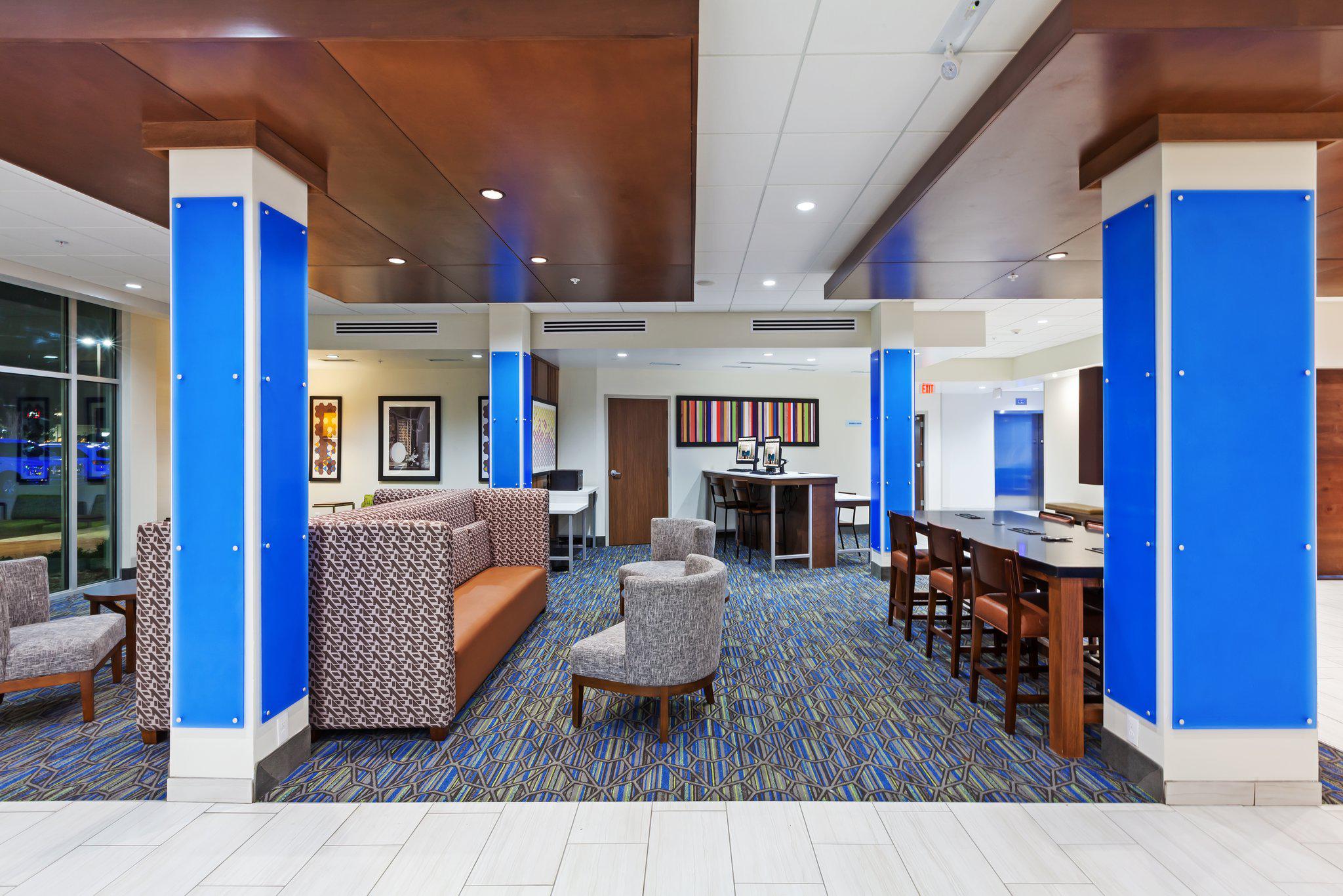 Фото Holiday Inn Express & Suites Tulsa South - Woodland Hills, an Ihg Hotel