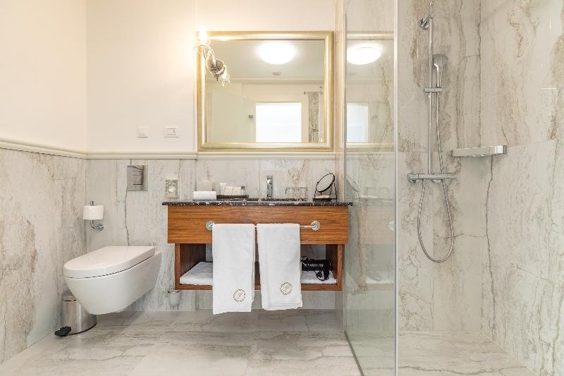 Фото Le Premier Boutique Hotel