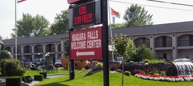 Фото Econo Lodge At The Falls North