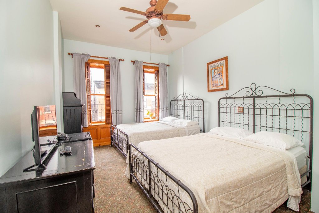 Фото The Historic Blue Moon Hotel - Nyc