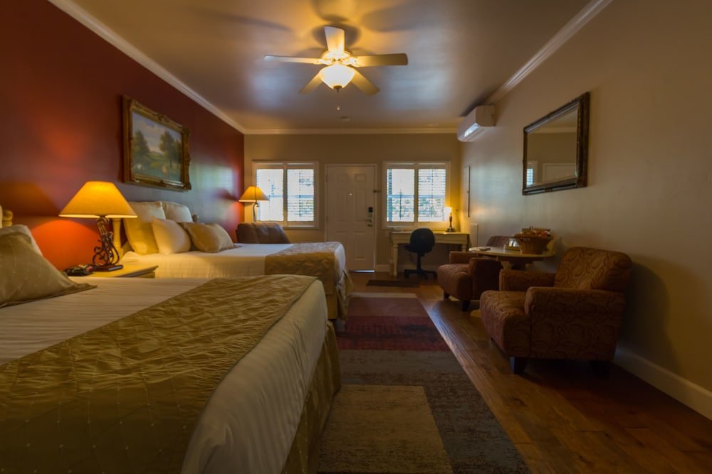 Фото Grass Valley Courtyard Suites