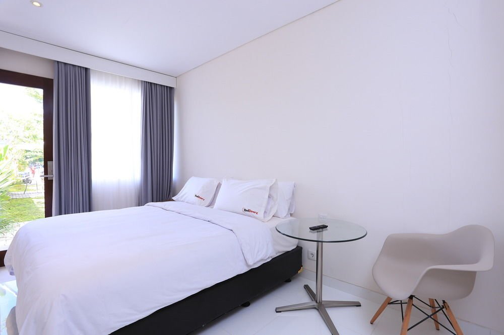 Фото Reddoorz @ Petitenget Seminyak