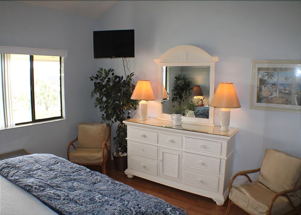 Фото Sleeps 6, Ocean View Condo, 4 Heated Pools - Summerhouse 232