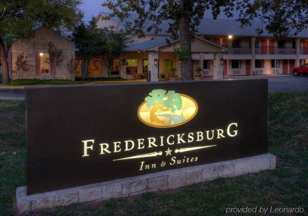 Фото Fredericksburg Inn & Suites