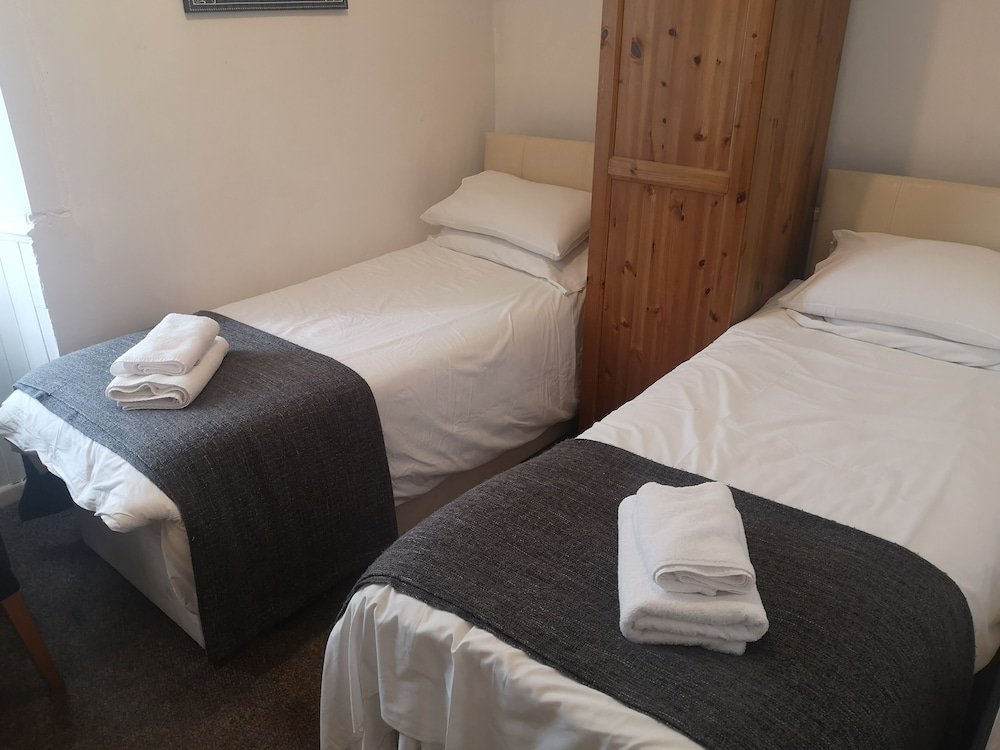 Фото Glasgow Hampden Garden Apartment