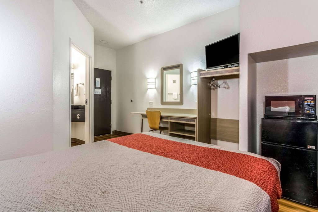 Фото Clarion Hotel Fort Mill Near Amusement Park