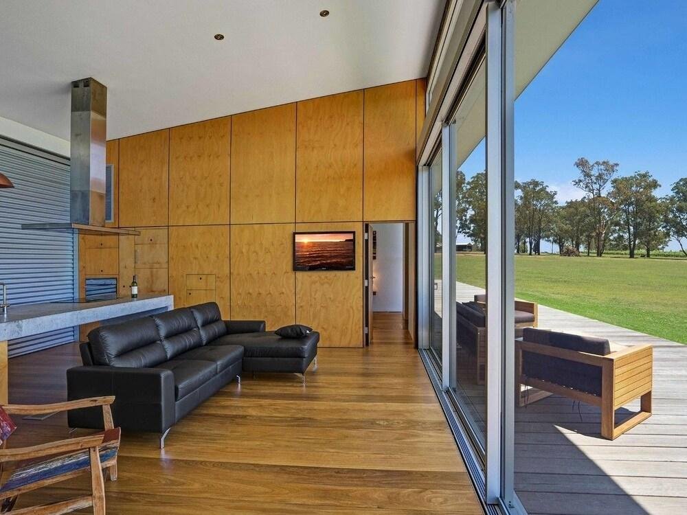 Фото The Longhouse - Suite 2