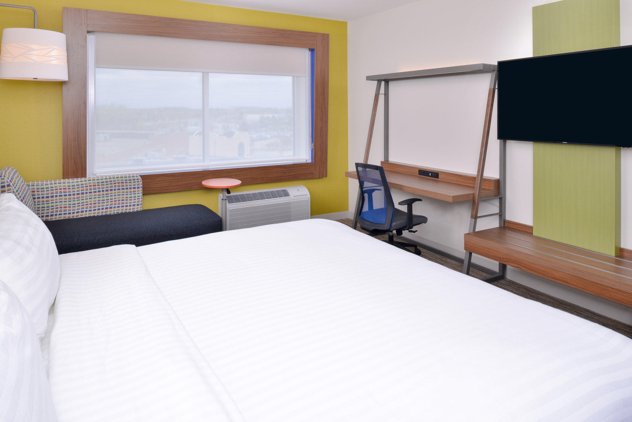 Фото Holiday Inn Express & Suites Madison, an Ihg Hotel
