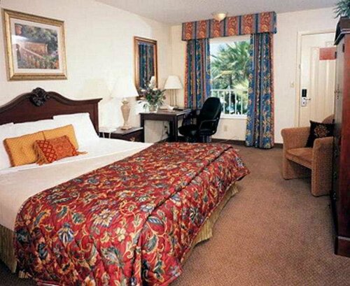 Гостиница Clarion Inn & Suites Central Clearwater Beach в Клируотере