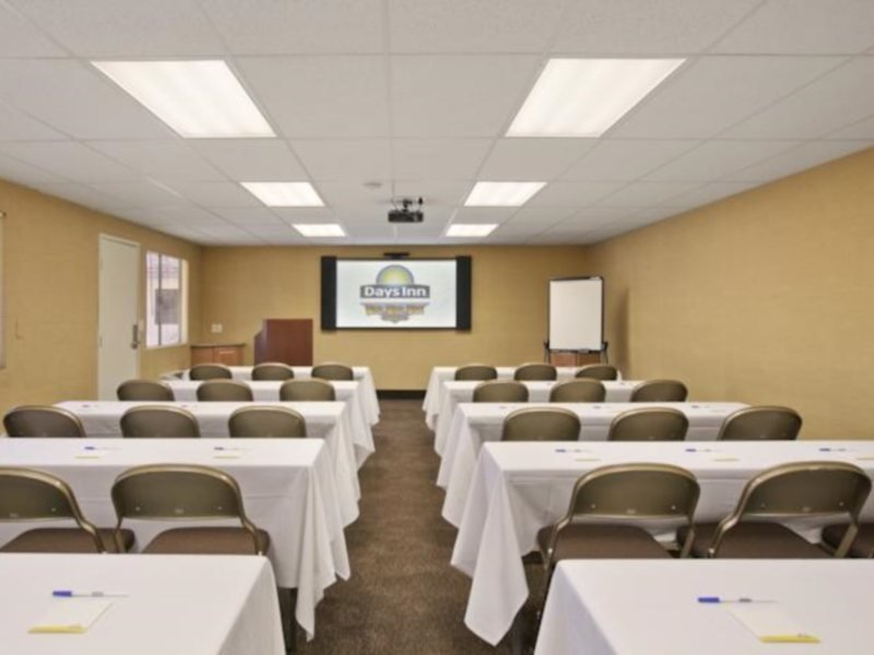 Фото Days Inn by Wyndham Las Vegas Wild Wild West Gambling Hall