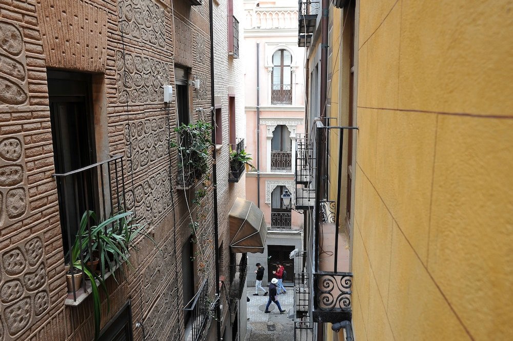 Фото Apartamentos con patio junto a la catedral by Toledo Ap