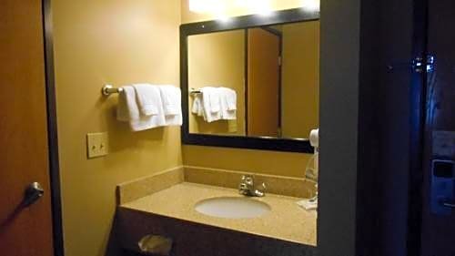 Фото AmericInn by Wyndham Hartford Wi