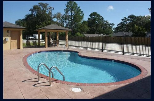 Гостиница Americas Best Value Inn & Suites Lake Charles at I-210 Exit 11 в Лейк-Чарльзе