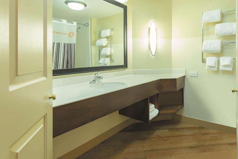 Фото La Quinta Inn & Suites by Wyndham Raleigh Crabtree