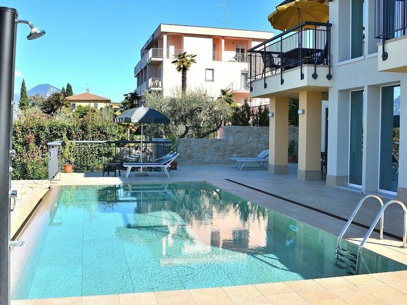 Апартаменты South House With Pool And Lake View