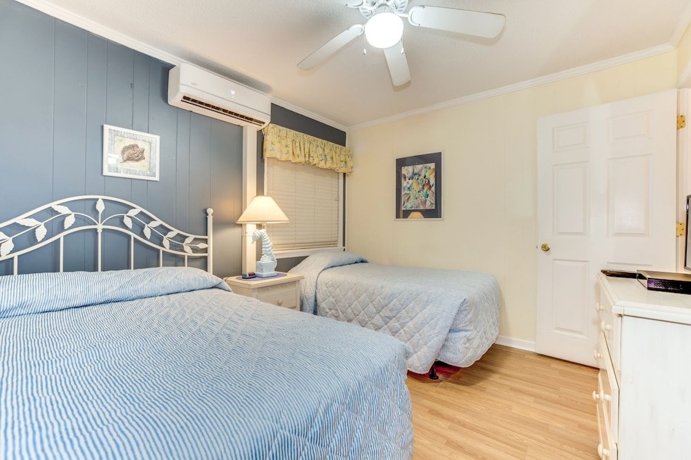 Фото 2 Br Condo Steps From Pristine Beaches