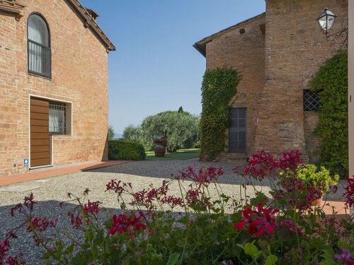 Гостиница Lovely Farmhouse in Castelfiorentino With Garden