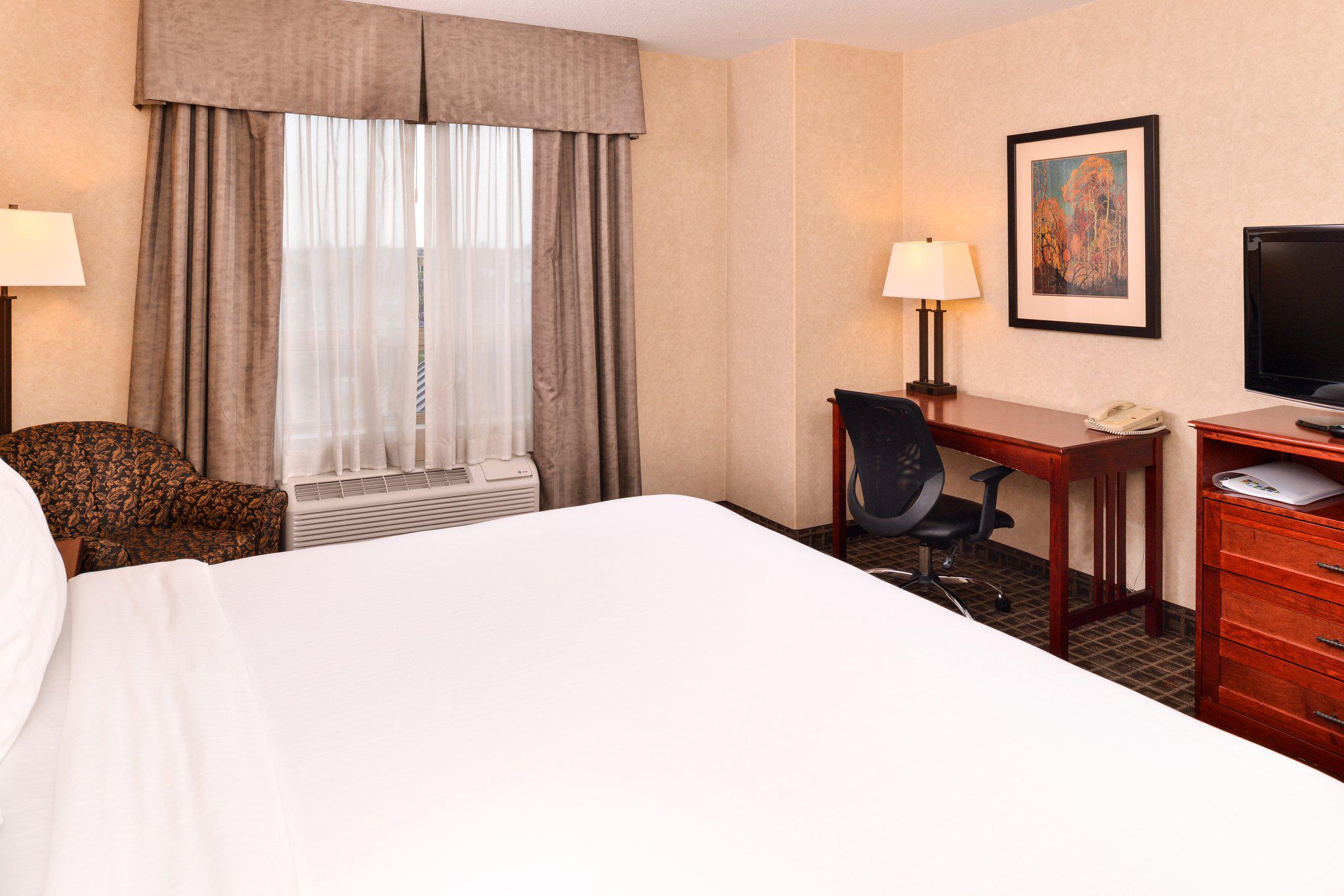 Фото Holiday Inn Express and Suites Edmonton North