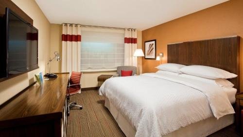 Фото Four Points by Sheraton Grande Prairie
