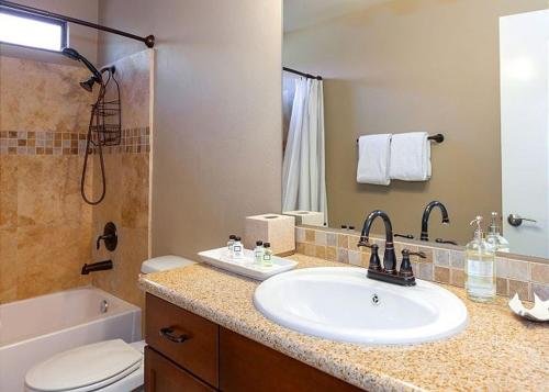 Фото Vibrant in Palm Springs by RedAwning