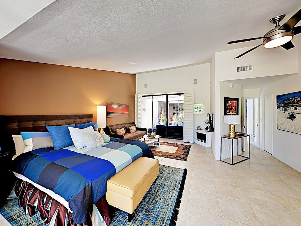 Фото Modern Palm Springs Condo by RedAwning