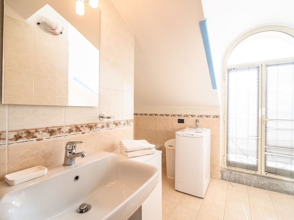 Фото Spacious Holiday Home in Verbania Pallanza With Balcony