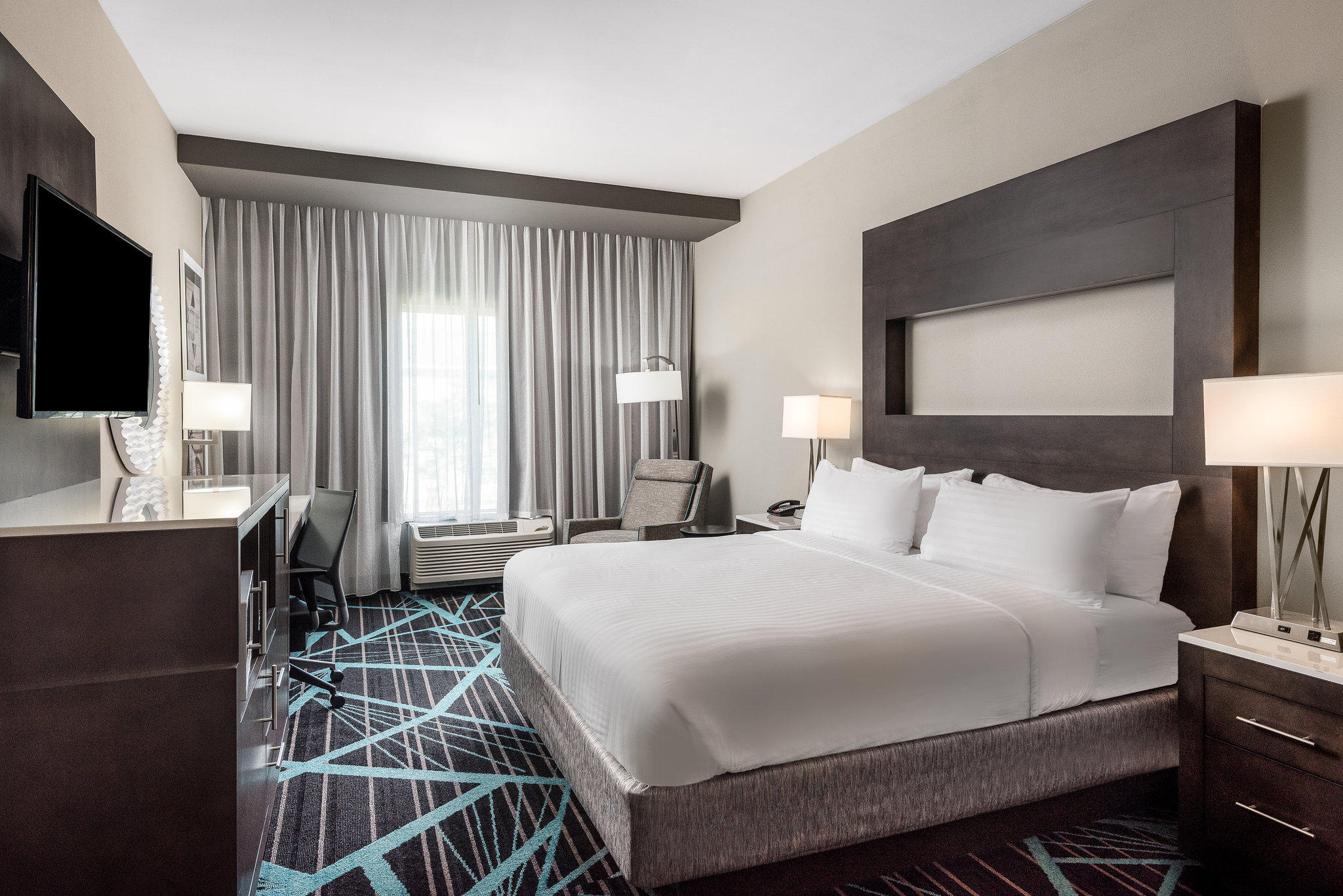 Фото Holiday Inn Express & Suites Charlotte Airport, an Ihg Hotel
