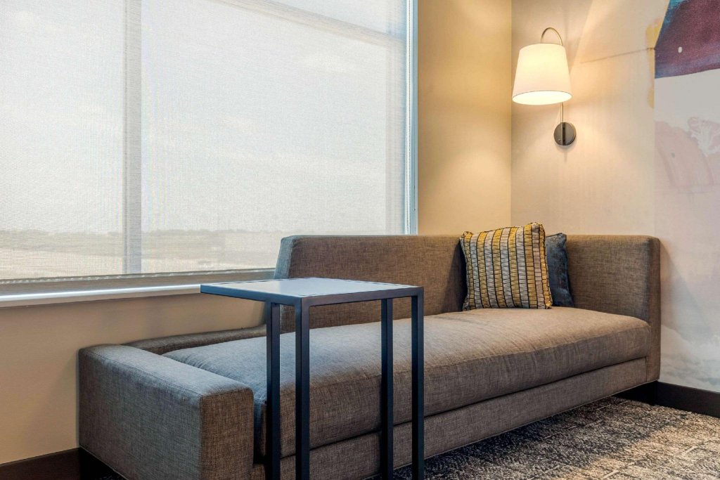 Фото Cambria Hotel Davenport Quad Cities