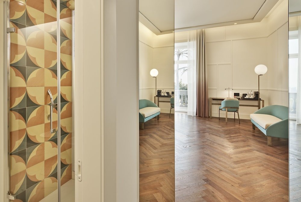 Фото The Britannique Hotel Naples, Curio Collection by Hilton