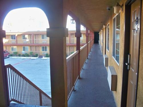 Фото Americas Best Value Inn Los Angeles at S Alvarado St