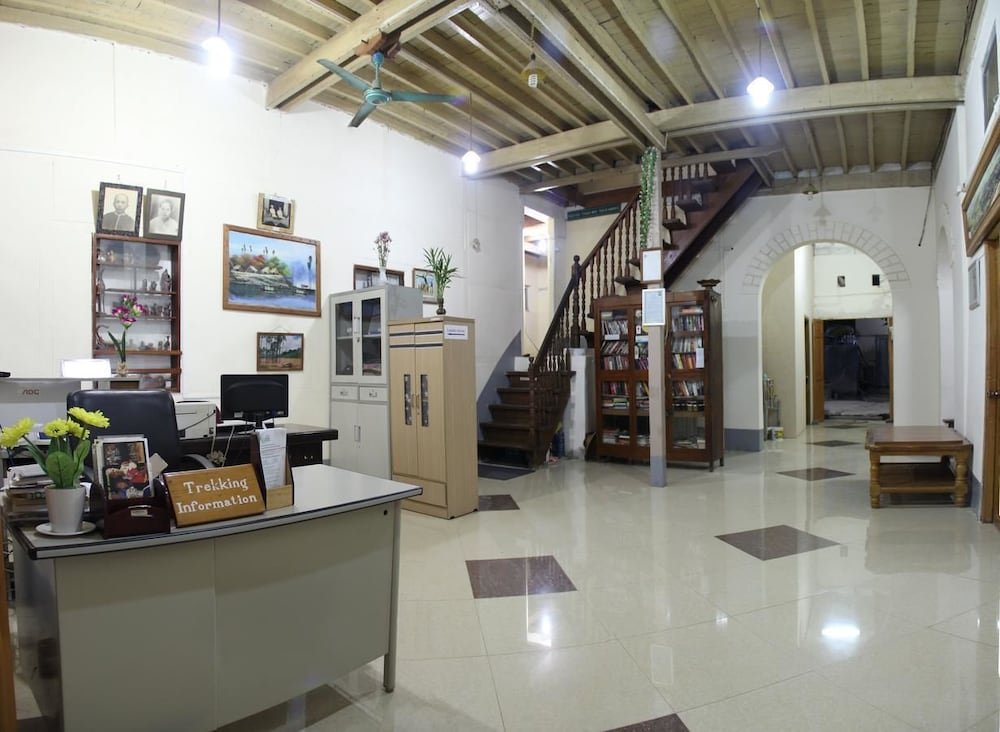 Фото Mr. Charles Hotel