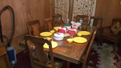 Внешний вид отеля Ritz HouseBoat Srinagar в Сринагаре, фото 5