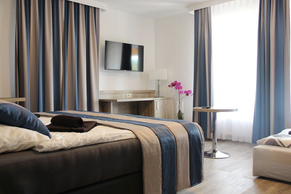 Фото Hotel Zum Halbmond