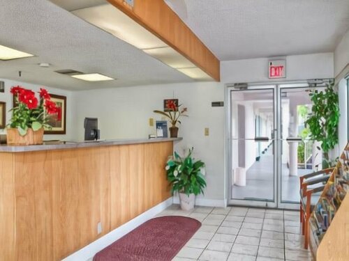 Гостиница Super 8 by Wyndham Sarasota Near Siesta Key