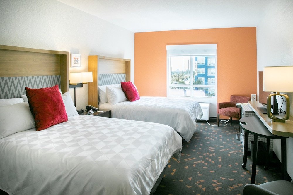 Фото Holiday Inn & Suites Orlando - International Dr S, an Ihg Hotel